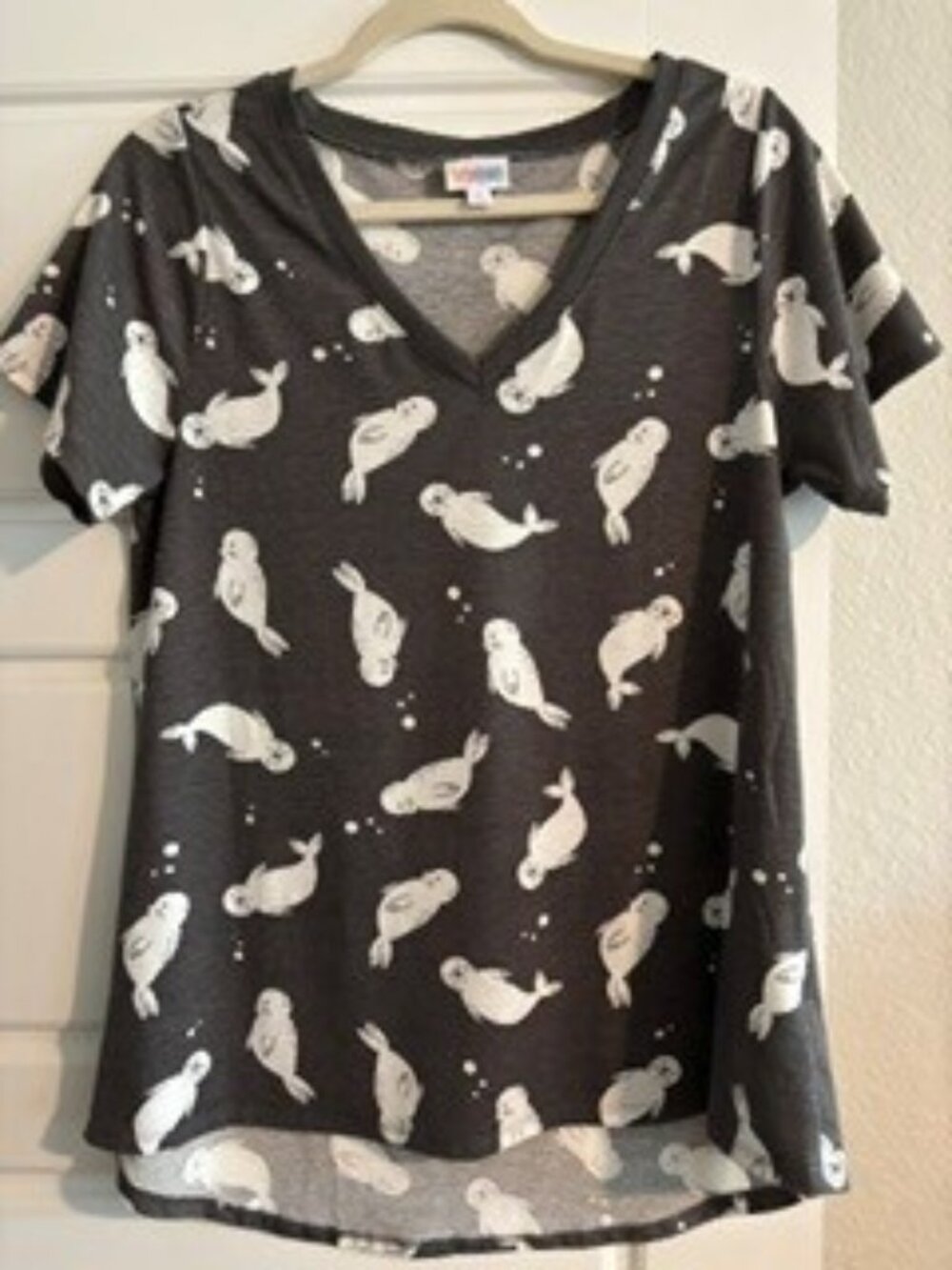 LuLaRoe Classic Tee Seal Print V-Neck Size Medium
